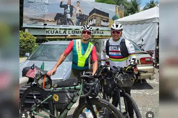 Amar Baharin (kiri) dan Qobin yang juga pendaki pertama Gunung Everest dari Malaysia, memulakan kayuhan dari Perlis lalu merentas ke beberapa negara lain seperti Thailand dan Iran, sebelum tiba di Arab Saudi