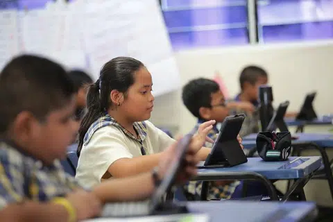 KEMBALI KE SEKOLAH: Tumpuan Kementerian Pendidikan diberikan kepada kohort pelajar yang akan menduduki peperiksaan utama nasional, terdiri daripada murid Darjah 6, pelajar Menengah 4 dan 5, Maktab Rendah Tahun 2 dan Pra-Universiti Tahun 3. 