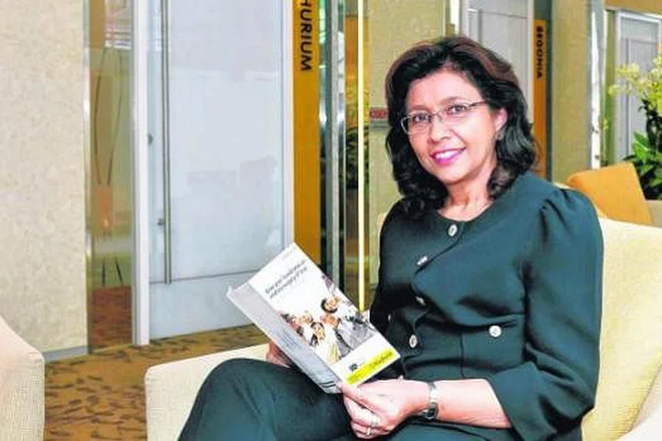 BANYAK PENGALAMAN: Cik Shariffah Salmah Alsagoff telah berkhidmat bersama Maybank selama hampir 40 tahun dan kini merupakan seorang pengurus di unit pematuhan. - Foto KHALID BABA