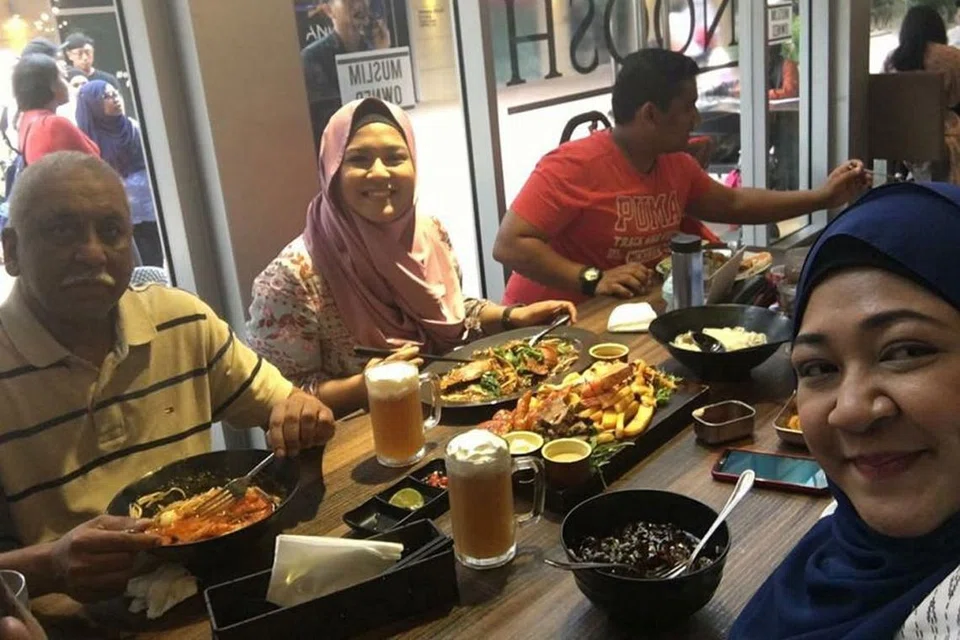 TIDAK KIRA MASA: Cik Bibi Zaiton (kanan) tidak tunggu Hari Bapa untuk menyambut bersama bapanya Encik Sidek (kiri). Gambar diambil baru-baru ini ketika mereka menyambut Hari Bapa di Esplanade. - Foto ihsan BIBI ZAITON HAJI MOHAMED SIDEK