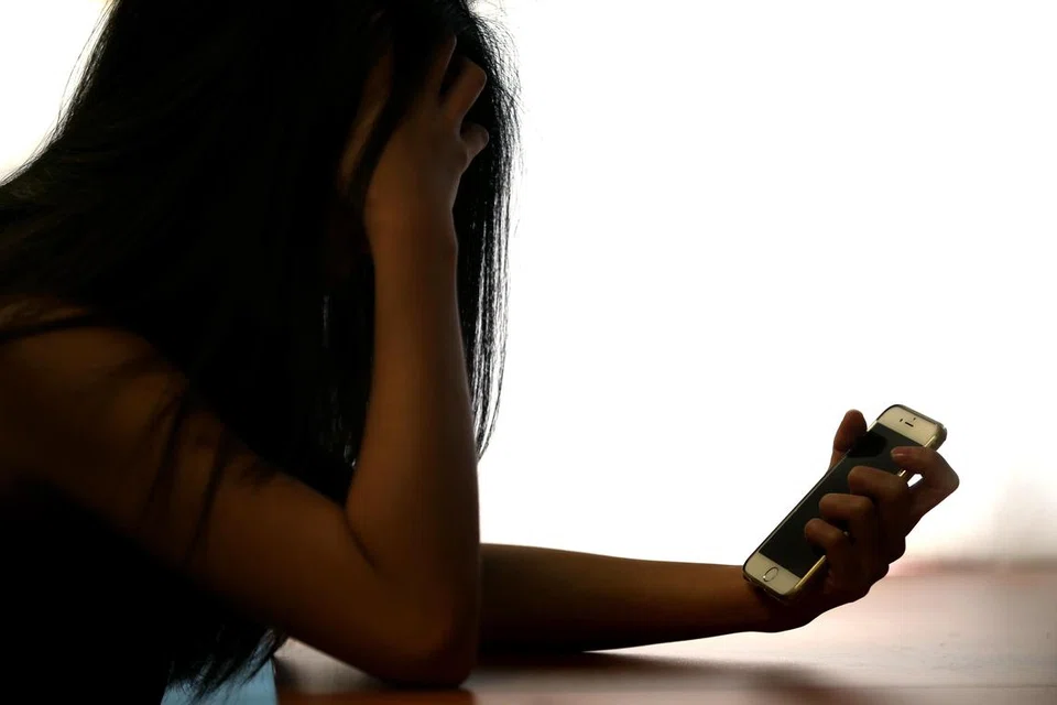 TERGANGGU: Seorang wanita pasti terganggu perasaannya apabila menerima kiriman mesej berbaur seksual.
