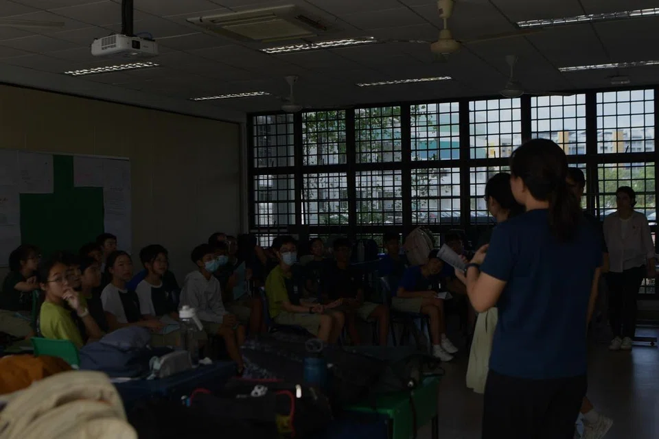 Pelajar-pelajar  Maktab Rendah Temasek berada dalam kelas yang gelap semasa menjalani latihan gangguan bekalan elektrik di sekolah tersebut.