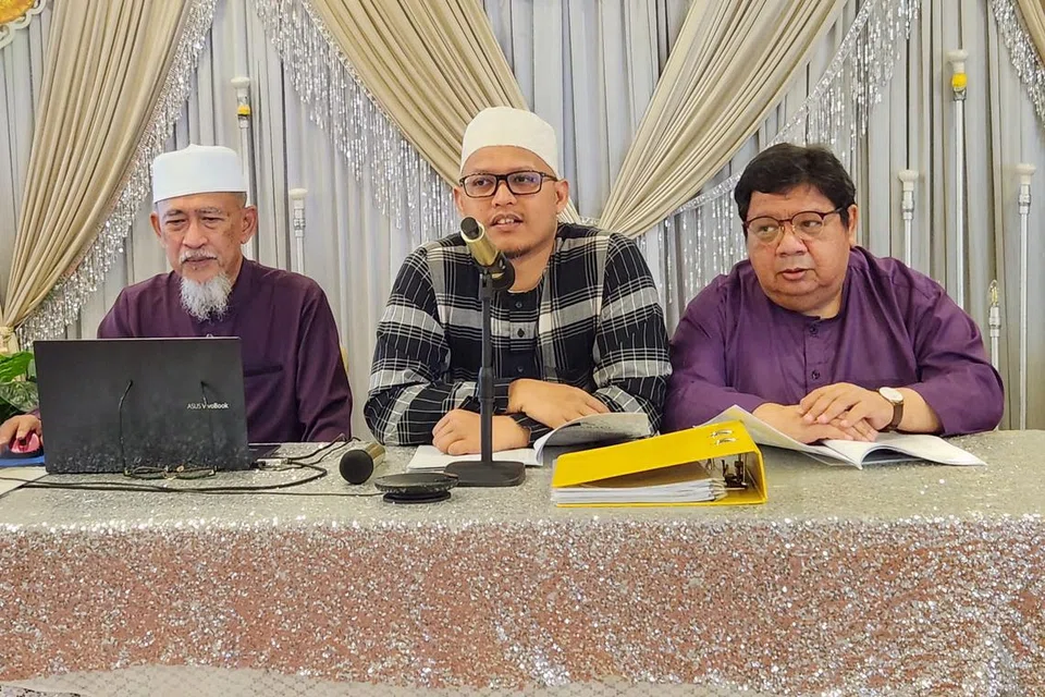 Encik Abdul Halim (kanan) bersama Ustaz Achmed Fahdly Mohd Kamsari (tengah) dan Encik Mohd Hanafiah Tumin sempena Mesyuarat Agung Tahunan (AGM) Pergeraq, yang berlangsung baru-baru ini. 
