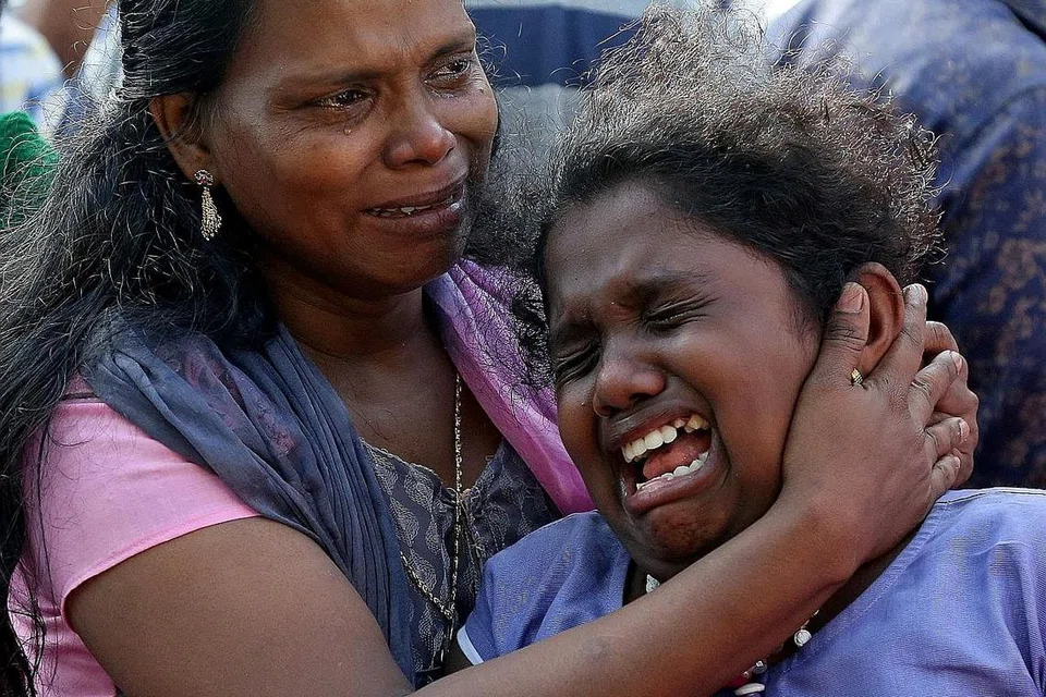 HILANG ORANG TERSAYANG: Seorang kanak-kanak perempuan menangis semasa upacara pengebumian datuknya yang terkorban dalam banjir. - Foto REUTERS
