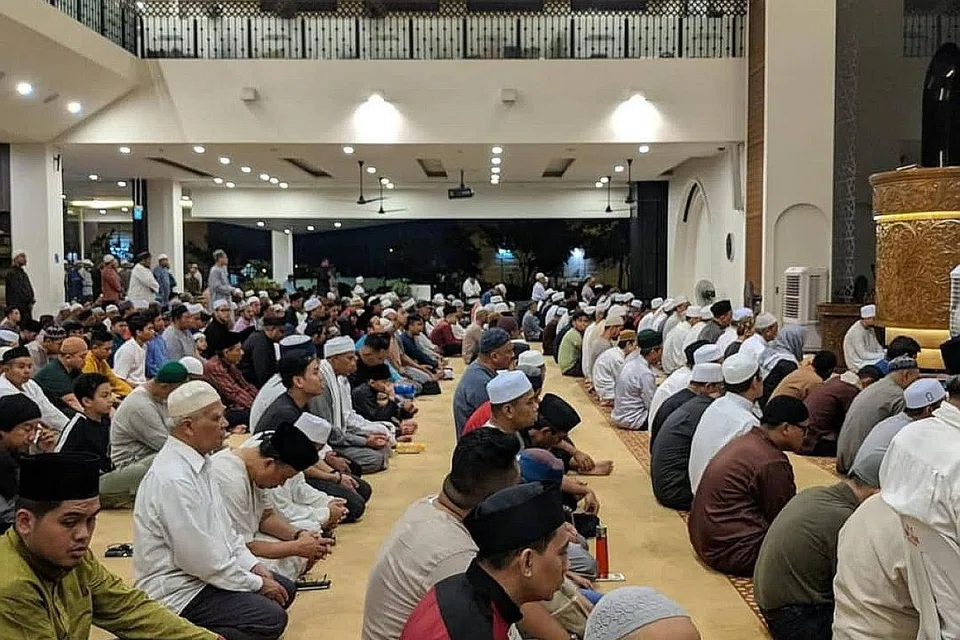 AMAT SESAK: Beginilah keadaan dewan solat utama di Masjid Yusof Ishak yang dipenuhi jemaah yang ingin meraih keberkatan sempena bulan Ramadan. - Foto INSTAGRAM MASJID YUSOF ISHAK 
