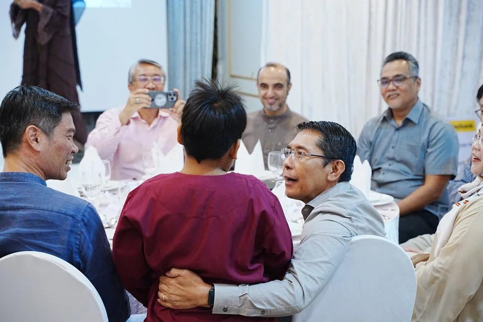 (Dari kanan, barisan hadapan) Menteri di Pejabat Perdana Menteri merangkap Menteri Kedua (Pendidikan dan Ehwal Luar), Dr Mohamad Maliki Osman berinteraksi dengan penghuni Rumah Anak Yatim Darul Ihsan, sambil diperhatikan oleh Timbalan Ketua Pegawai Eksekutif SPH Media, Encik Kuek Yu Chuang (kiri, membelakangkan kamera); Pengurus kanan Maybank, Encik Fazlur Rahman Kamsani (barisan belakang, dari); Ketua Pegawai Eksekutif Persatuan Dana Amanah Muslimin (MTFA), Dr Abdul Qader Al-Aidaroos; dan Editor Berita Harian, Encik Nazry Mokhtar.