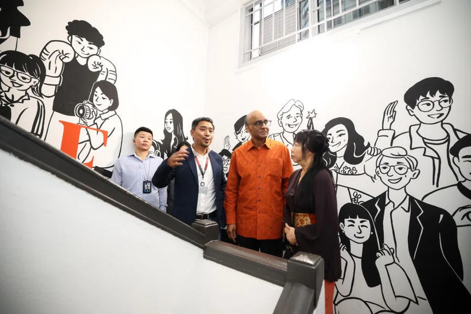 Presiden Tharman Shanmugaratnam bersama isteri, Puan Jane Ittogi, dibawa mengelilingi hab perusahaan baru The Foundry oleh Ketua Pegawai Eksekutif The Majurity Trust, Encik Martin Tan, pada 28 November.