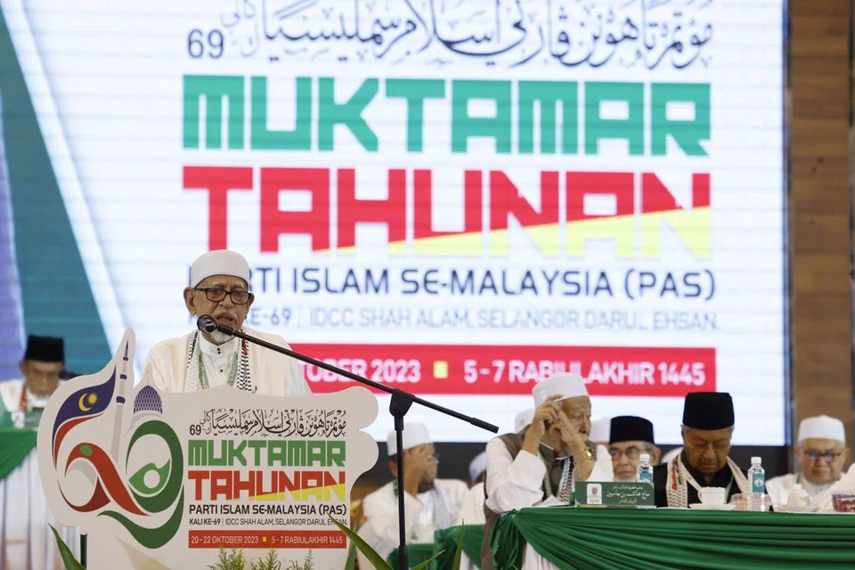 TARIK SOKONGAN BUKAN MELAYU: Presiden PAS, Tan Sri Abdul Hadi Awang, semasa menyampaikan ucapan dasar dan merasmikan Muktamar Tahunan PAS Kali Ke-69 di Selangor baru-baru ini menyatakan harapan mahu menarik sokongan pengundi bukan Melayu.