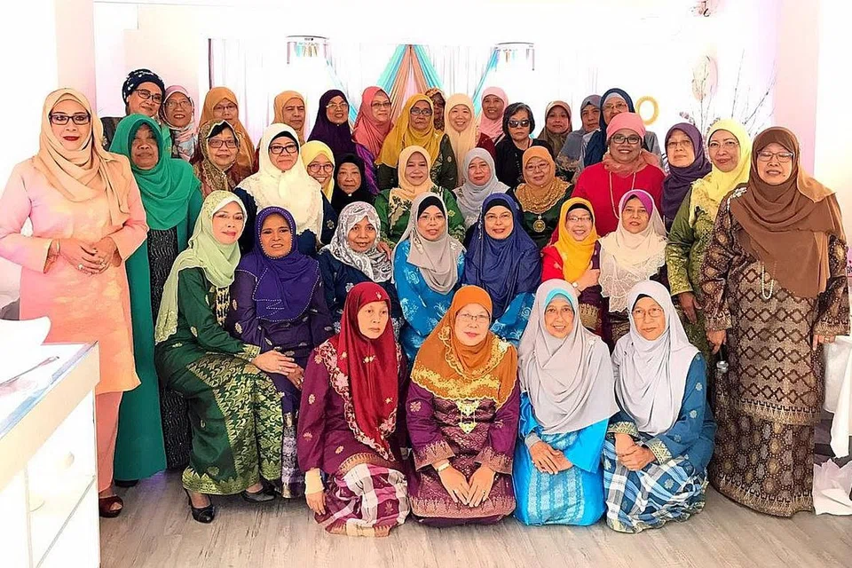 ORANG LAMA, SEMANGAT BARU: Inilah antara bekas pelajar Sekolah Menengah Sang Nila Utama (SNU) yang hadir di majlis perjumpaan sempena tahun ketiga penubuhan kumpulan WhatsApp mereka, baru-baru ini. Walaupun usia masing-masing semakin meningkat, kebanyakan mereka yang sudah pun bergelar nenek masih terus aktif dalam pelbagai kegiatan yang dianjurkan kumpulan ini. - Foto-foto KUMPULAN MAWAR MERAH 