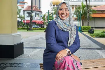 LESTARIKAN WARISAN: Ciri masyarakat majmuk dan berbilang budaya dari pelusuk dunia masih dapat dialami di Kampong Glam hari ini, kata Cik Julina Khusaini. - Foto BM oleh ROSLEE ABDUL RAZAK