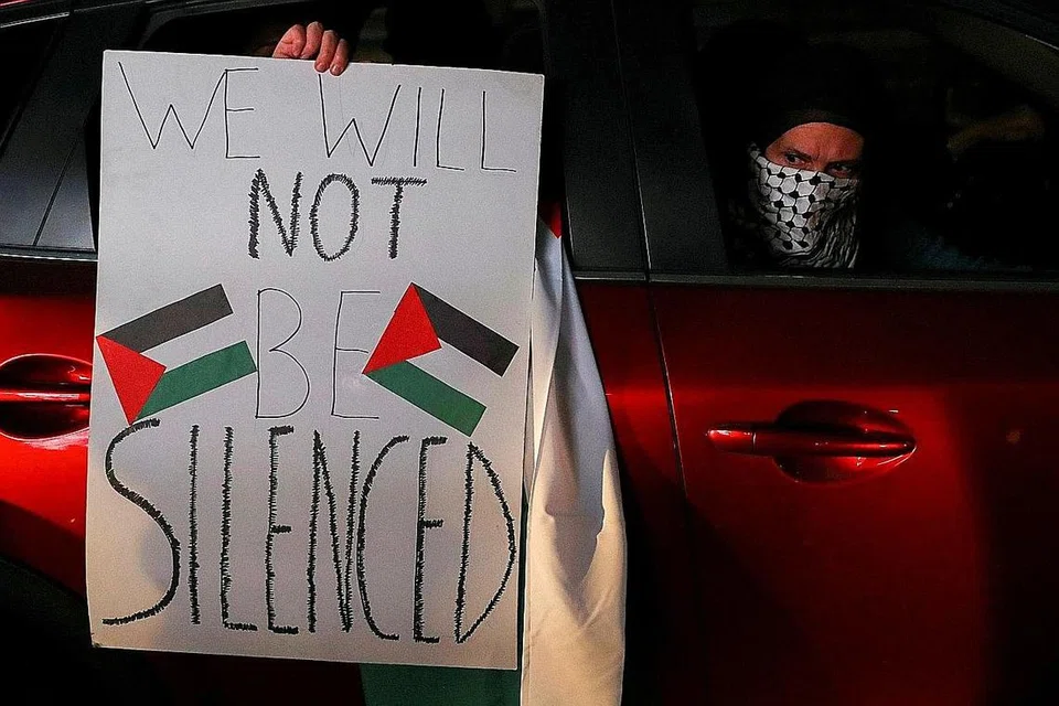 TIDAK AKAN MEMBISU: Rakyat Palestin dan penyokong Palestin membuat bantahan di Santiago, Chile, kelmarin terhadap serangan Israel hingga mengakibatkan ratusan nyawa terkorban dan ribuan lagi cedera di Gaza. - Foto REUTERS