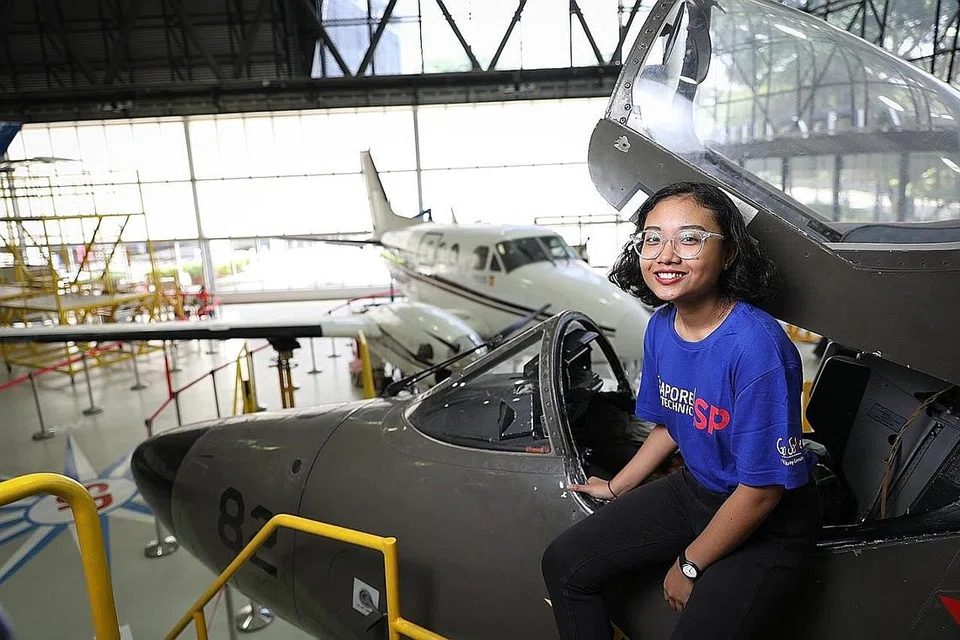 DARI ITE KE POLITEKNIK: Pelajar tahun kedua Politeknik Singapura (SP), Cik Nur Raudhah Yazit, menyambung pendidikan di politeknik itu setelah lulus pengajian di Institut Pendidikan Teknikal (ITE) pada 2017. - Foto BH oleh ONG WEE JIN