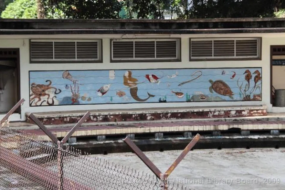 Mural asal sebelum Kolam Renang Yan Kit ditutup pada 2001 di bilik persalinan kanak-kanak.