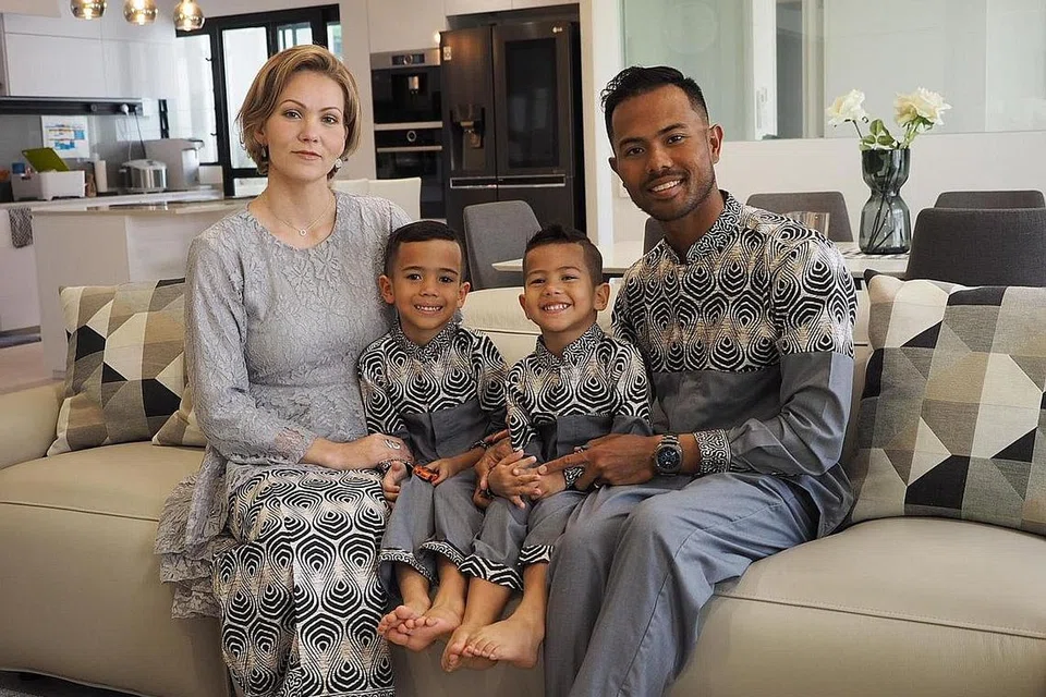BINA KELUARGA DI SINI: Pasangan Cik Sarita Birgit Takalahti dan suaminya, Encik Muhammad Khidir Mohamed Yunus memilih untuk membina keluarga dan membesarkan anak mereka di Singapura, yang mereka sifatkan sebagai negara yang menawarkan pelbagai peluang. Bersama mereka ialah kedua-dua anak lelaki mereka, Muhammad Mikael (kiri) dan Muhammad Daniel. - Foto ihsan MUHAMMAD KHIDIR MOHAMED YUNUS