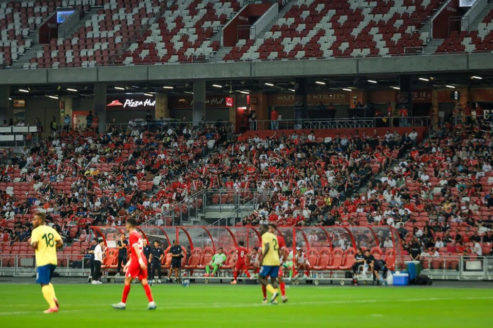 HILANG SOKONGAN: Stadium Negara hampir kosong semasa Singapura menentang Solomon Islands pada Ahad. 