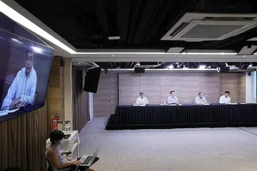 TANGAN VARIAN BARU: (Dari kanan) Pengerusi bersama Pasukan Bertindak Berbilang Kementerian (MTF) bagi Covid-19 - Menteri Kesihatan, Encik Ong Ye Kung; Menteri Perdagangan dan Perusahaan, Encik Gan Kim Yong; dan Menteri Kewangan, Encik Lawrence Wong - bersama pengarah khidmat perubatan Singapura, Profesor Madya Kenneth Mak - bercakap tentang langkah berjaga-jaga dan dipertingkat yang akan diambil untuk mengurangkan risiko penularan varian Omicron yang baru di dalam negara serta mengesannya dengan lebih baik semasa satu sidang media semalam.- Foto MCI