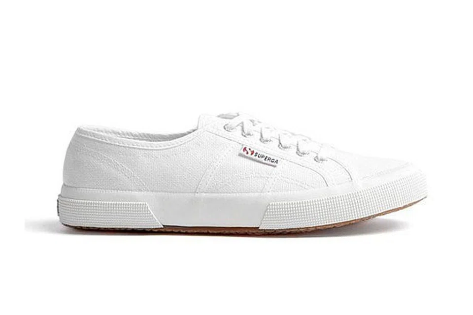 Dikenali sebagai kasut ‘sneaker’ asas, Superga 2750 White, direka dengan bahan kain kapas yang tahan lama dan boleh dicuci dengan mesin.