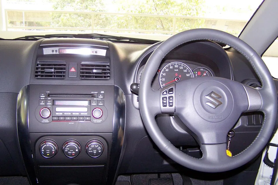 SISTEM ANALOG: Panel instrumen kereta sebelum ini dipenuhi butang dan jarum penanda maklumat.