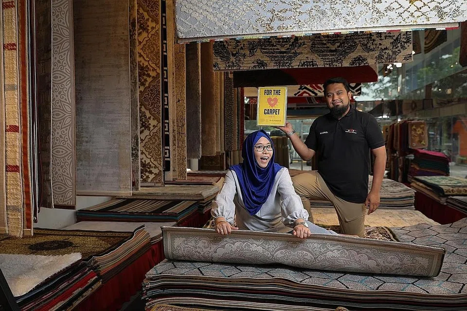 KERJASAMA DENGAN PENJUAL DALAM TALIAN: Menyedari terdapat ramai penjual dalam talian, Cik Nur Ahlina dan Encik Mohammed Hairul memutuskan membuka bilik pameran khas untuk stok yang akan dibekalkan kepada penjual atau pelelong lain. Ini selain mengadakan sesi jualan live mereka sendiri. - Foto BM oleh ONG WEE JIN