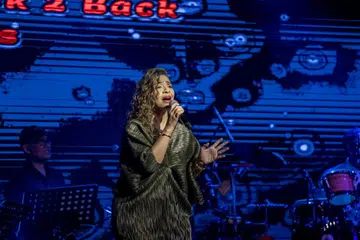 ANAK BAPAK: Dengan vokal bertenaga dan persembahan menghiburkan menyusur jalan kenangan, Rozie Rahim, antara lain menyanyikan ‘medley’ lagu Nat King Cole. Bapanya, Rahim Hamid, pernah dikenali dengan jolokan ‘Nat King Cole Singapura’.