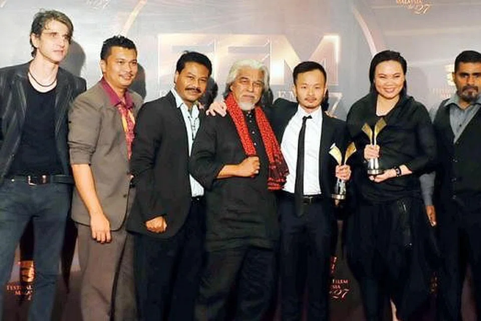 HARAPAN INDUSTRI FILEM MALAYSIA: Lelaki Harapan Dunia yang diarah Liew Seng Tat (tiga dari kanan) dan diterbitkan Sharon Gan (dua dari kanan) mencatat kejayaan besar dalam Festival Filem Malaysia ke-27 dengan membolot empat anugerah utama termasuk Filem Terbaik dan Pengarah Terbaik. - Foto LAMAN CINEMA.COM