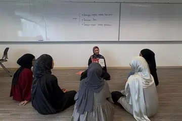 Cik Dinah Syaqilah menyampai kepada kelas tugasan menulis dan mereka bentuk buku cerita kanak-kanak Melayu ciptaannya sendiri