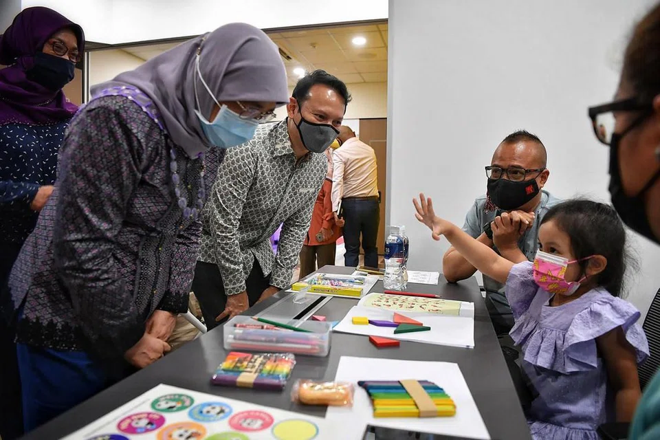 BELAJAR MATEMATIK: Presiden Halimah Yacob berinteraksi dengan peserta KMM@CC semasa kehadiran beliau di pusat satelit Mendaki@Choa Chu Kang pada bulan lalu. Bersama beliau ialah Menteri Negara Kanan (Tenaga Manusia merangkap Pertahanan), Encik Zaqy Mohamad. - Foto BH oleh CHONG JUN LIANG