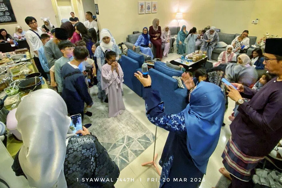Antara aktiviti yang dianjurkan Cik Yusmawati Ahmat Yusop (dua dari kanan, membelakangkan kamera) pada perayaan Hari Raya Aidilfitri ialah aktiviti berpantun dalam bahasa Melayu bagi kanak-kanak untuk menerapkan penguasaan bahasa Melayu antara mereka. 