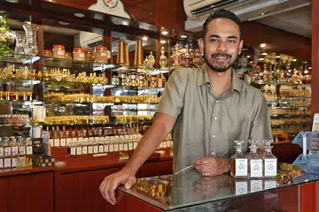 Pemilik generasi ketiga Jamal Kazura Aromatics ingin meneruskan legasi hampir 100 tahun keluarganya dengan menghidupkan lagi seni membuat minyak atar dan menyesuaikannya dengan cita rasa anak muda. 