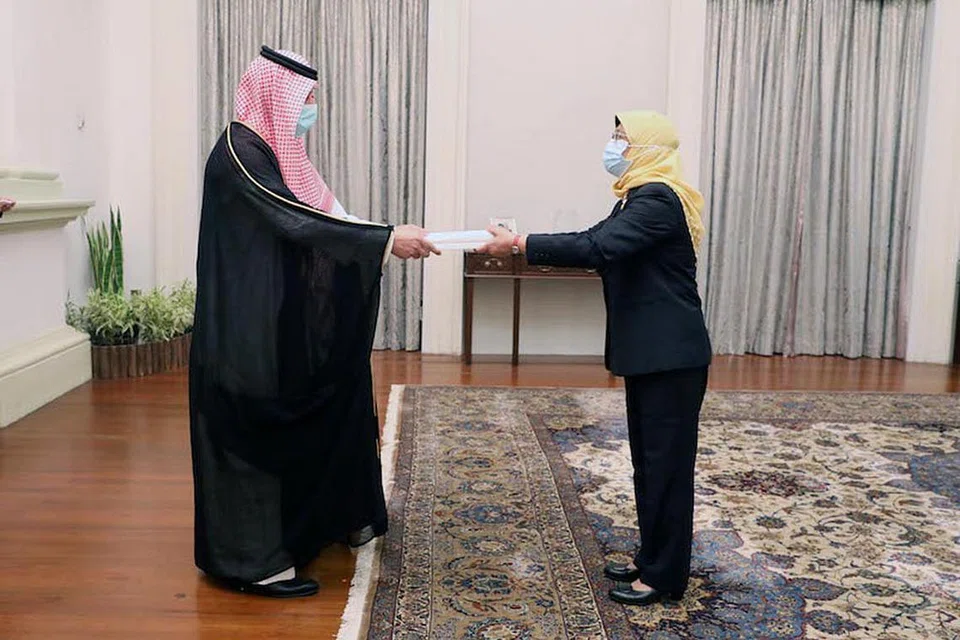 DIPLOMAT BERPENGALAMAN: (Gambar atas) Beliau menyampaikan surat tauliah kepada Presiden Halimah Yacob di Istana pada 28 September lalu. - Foto BM oleh KHALID BABA, MCI