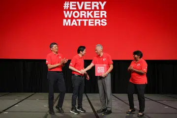 Setiausaha Agung, Kongres Kesatuan Sekerja Kebangsaan (NTUC), Encik Ng Chee Meng (kiri); DPM Lawrence Wong (dua dari kiri) dan Presiden NTUC, Cik K Thanaletchimi (kanan) menghadiahkan buku bertajuk, “#EveryPrimeMinisterMatters: Our Salute to Brother Lee Hsien Loong” kepada Perdana Menteri, Encik Lee Hsien Loong, semasa Rapat Hari Pekerja 2024 pada 1 Mei.