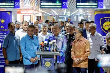 Timbalan Perdana Menteri Malaysia, Datuk Seri Fadillah Yusof (tiga dari kiri) bersama Menteri Dalam Negeri, Datuk Seri Saifuddin Nasution Ismail (dua dari kiri) ketika melancarkan Agensi Kawalan dan Perlindungan Sempadan Malaysia (AKPS) di Lapangan Terbang Antarabangsa Kuala Lumpur (KLIA) pada 2 Februari.