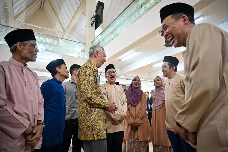 Perdana Menteri Encik Lee Hsien Loong (tengah, berbaju batik) beramah mesra bersama lembaga pentadbir masjid Al-Amin. Beliau diiringi Menteri Bertanggungjawab bagi Ehwal Masyarakat Islam, Encik Masagos Zulkifli Masagos Mohamad (kiri) dan Presiden Majlis Ugama Islam Singapura (Muis), Encik Saat A. Rahman.