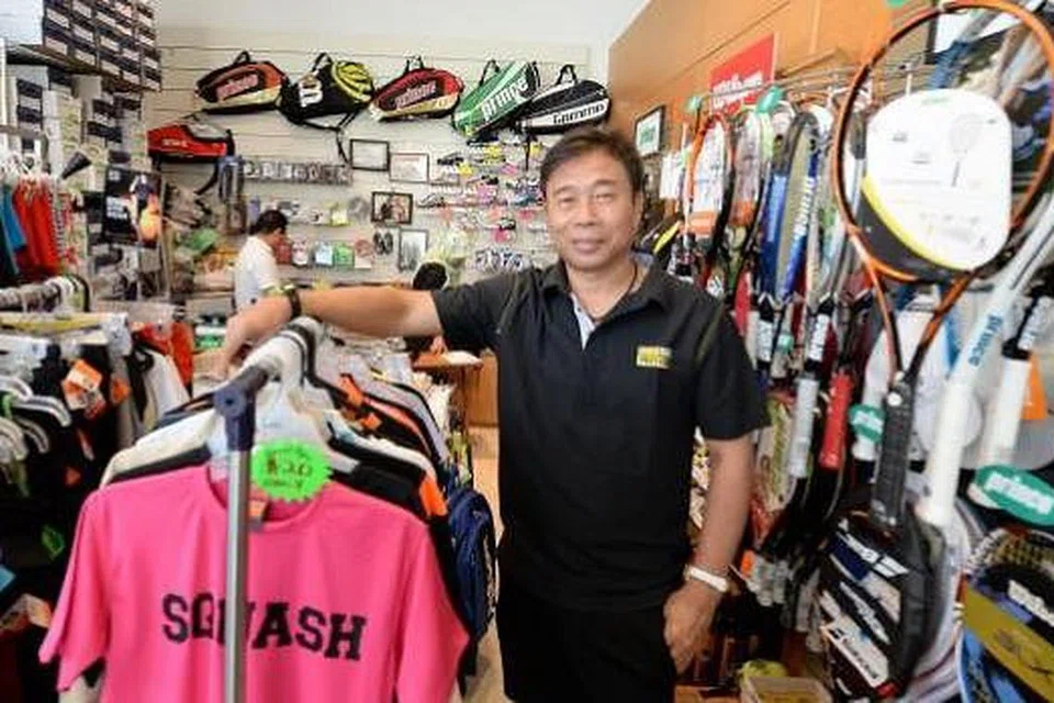 SQUASH TETAP DEKAT DI HATI: Selain mengendalikan kedai peralatan sukan miliknya, Sports Planet, yang terletak di The Tanglin Club, bekas jaguh squash negara, Zainal Abidin, turut mengisi masanya dengan memimpin pemain-pemain muda, baik di sekolah atau di akademi miliknya sendiri, Zainal Abidin Elite Squash Academy (ZAESA). - Foto ZAINAL YAHYA