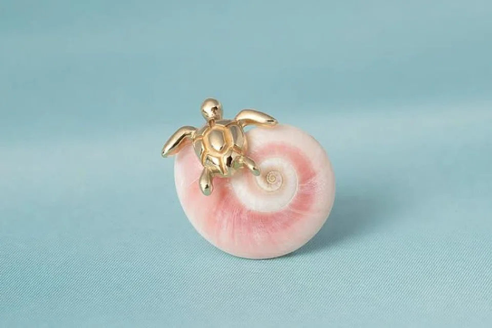Koleksi emas terkini J&Co Jewellery bertema laut turut menampilkan subang penyu emas tulen 14K ($169).