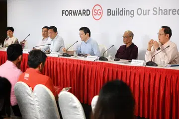 MELAKAR HALA TUJU SINGAPURA: Timbalan Perdana Menteri, Encik Lawrence Wong (tiga dari kanan), di satu sidang media pada 27 Oktober,  melancarkan program Melakar Hala Tuju Singapura. 