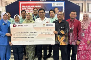 Menteri Ekonomi Malaysia merangkap Ahli Parlimen Johor Bahru, Encik Akmal Nasrullah Mohd Nasir (tengah, baju putih), bergambar bersama wakil klinik pada Majlis Serahan Cek Cura Klinik Kesihatan di Parlimen Johor Bahru, di Medan Niaga Kampung Melayu Majidee.