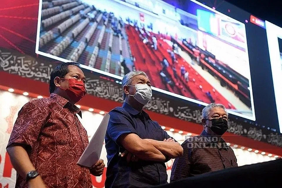 TINJAU PERSIAPAN: Presiden UMNO, Datuk Seri Dr Ahmad Zahid Hamidi (tengah) bersama Setiausaha Agung Umno, Datuk Seri Ahmad Maslan (kiri) dan Pengerusi Tetap Umno Tan Sri Badruddin Amiruldin, meluangkan masa meninjau persiapan Perhimpunan Agung Umno 2020 di sekitar Dewan Merdeka PWTC. - Foto MEDIAUMNO dan fail