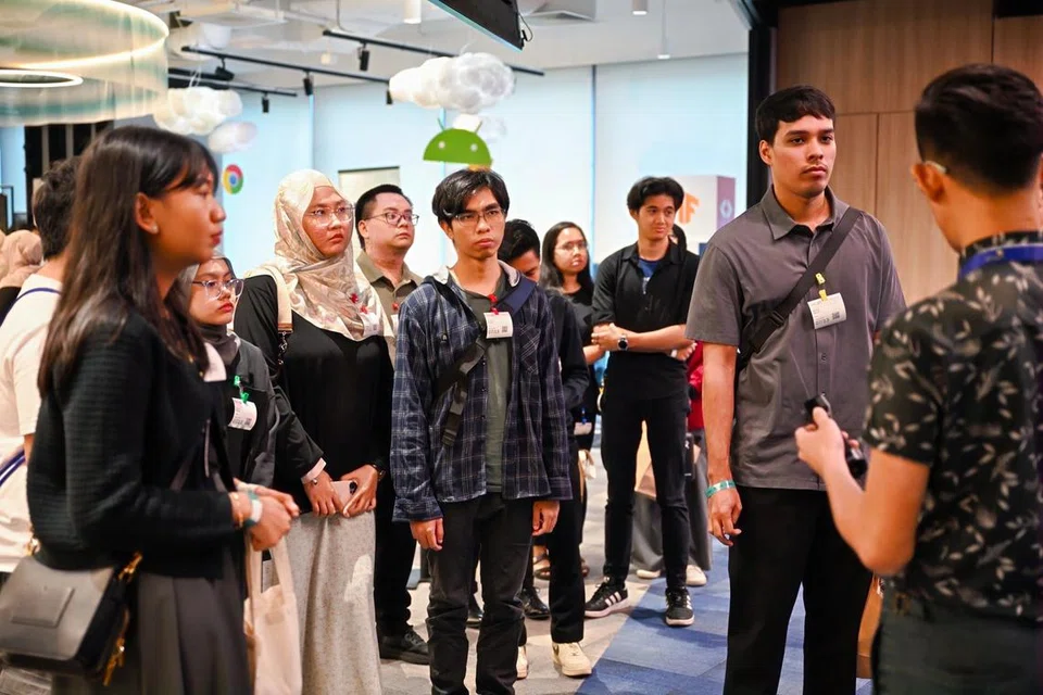 Cik Nur Irysa Nasha Abdul Malek (barisan keenam dari depan, kedua dari kiri, baju hitam) berinteraksi bersama belia dan pakar profesional lain semasa satu sesi dialog panel di acara YOUth@M3 pada 13 Julai 2024 yang lalu.