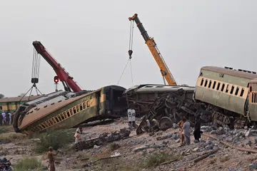 NAHAS KERETA API: Pasukan penyelamat menjalankan operasi menyelamat selepas berlaku nahas yang mengakibatkan sekurang-kurangnya 30 orang terbunuh di Nawabshah, pada Ahad. 