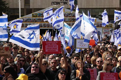 Para anggota keluarga dan orang ramai berkumpul untuk memberi penghormatan terakhir di sebelah tugu peringatan sementara untuk keluarga Bibas di Dataran Tawanan Tel Aviv pada 26 Februari 2025, iaitu pada hari perarakan pengebumian mereka. Ribuan orang yang bersedih, membawa bendera dan belon oren, menyertai perarakan pengebumian untuk Shiri Bibas dan dua anak lelakinya, yang merupakan antara tebusan yang diambil oleh pejuang Palestin di Gaza pada Oktober 2023, dan meninggal dunia semasa dalam tahanan. Jenazah mereka dibawa pulang ke Israel pada 20 Februari sebagai sebahagian daripada perjanjian gencatan senjata yang sedang berlangsung dan menghentikan perang di Gaza. (