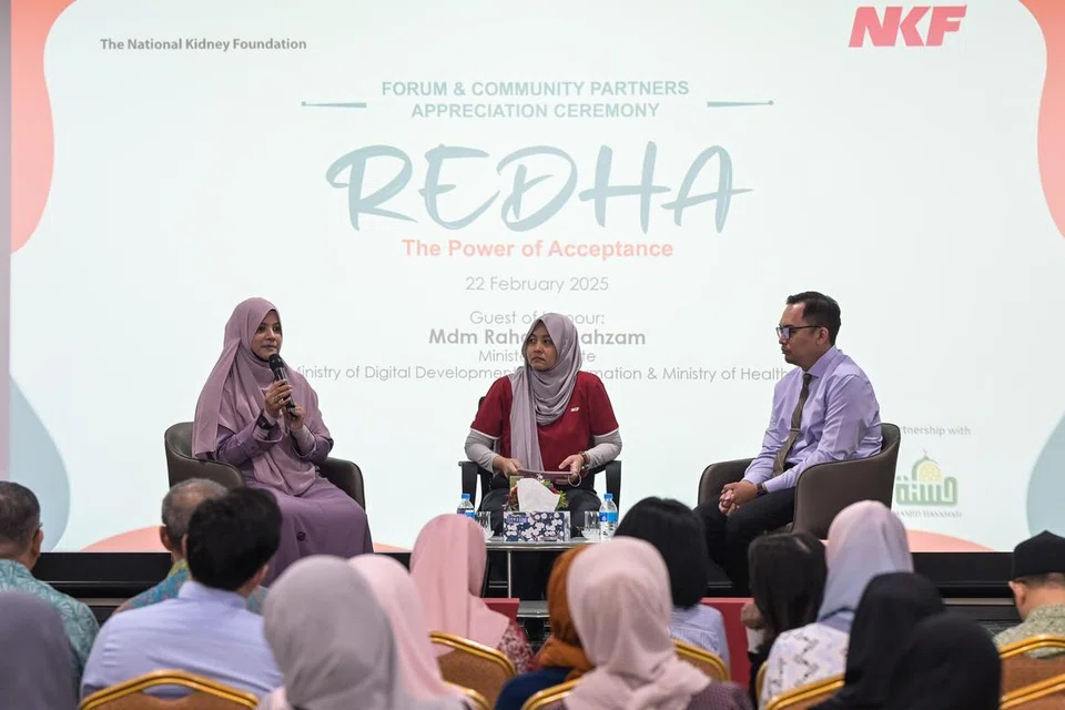 Forum Kesihatan Komuniti, ‘Redha: Kuasa Penerimaan’, dianjurkan oleh Yayasan Buah Pinggang Kebangsaan (NKF) di Masjid Hasanah pada 22 Februari, menampilkan (dari kiri) pendakwah setempat, Ustazah Shameem Sultanah; pemudah cara, Cik Norazlina Wagiman daripada NKF; dan kaunselor, Encik Sufian Hanafi.