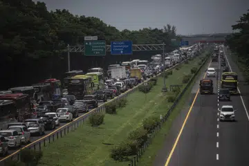 Kesesakan lalu lintas di Kilometer 150 tol Cikopo-Palimanan (Cipali) di Mekarjaya, Jawa Barat pada 5 April 2024. Pihak berkuasa meramalkan musim mudik Aidilfitri 2024 akan memuncak antara 6 April dengan 8 April. 