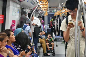 PENGGUNA AKAN TURUT RASAKAN 'BAHANG': Perang dagang Amerika-China yang berpanjangan akan menyebabkan kemerosotan mendadak keyakinan pengguna, pelaburan dan perniagaan selain menjejas pertumbuhan sejagat. - Foto fail