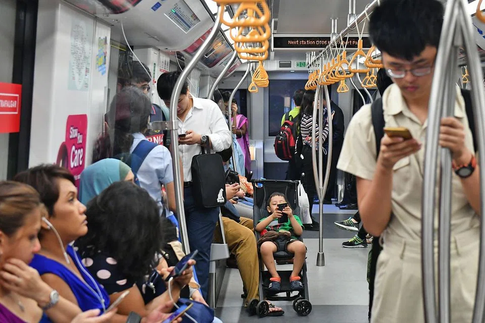 PENGGUNA AKAN TURUT RASAKAN 'BAHANG': Perang dagang Amerika-China yang berpanjangan akan menyebabkan kemerosotan mendadak keyakinan pengguna, pelaburan dan perniagaan selain menjejas pertumbuhan sejagat. - Foto fail
