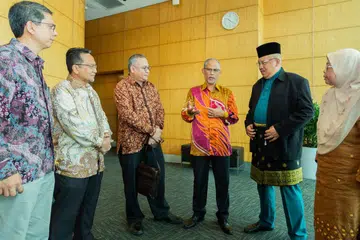 SIDANG MASTERA: Encik Masagos Zulkifli (tengah) sedang berinteraksi dengan para hadirin (dari kiri ke kanan) Dr Faishal Ibrahim; Wakil Ketua Dewan Bahasa dan Pustaka Malaysia, Dr Hanafi Ibrahim; Ketua Badan Pengembangan Bahasa dan Perbukuan Indonesia, Profesor Dadang Sunenda; Pemangku Pengarah Dewan Bahasa dan Pustaka Brunei, Encik Awang Suip Haji Abdul Wahab; dan Dr Hadijah Rahmat. - Foto NAC