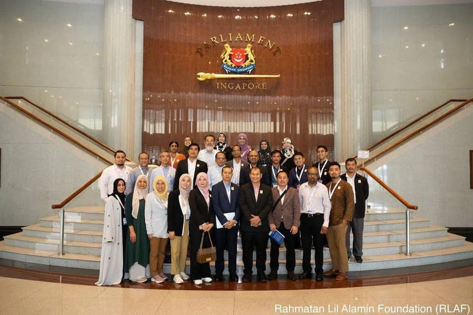 DEWAN PARLIMEN: Para peserta juga berpeluang melawat Dewan Parlimen, dipimpin oleh ketua pegawai eksekutif (CEO) Yayasan Rahmatan Lil Alamin (RLAF), Encik Muhd Faizal Othman (barisan depan, empat dari kanan).