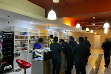 Serbuan melalui operasi bersepadu di beberapa daerah di Johor, dengan enam ditahan dan pelbagai peranti serta cecair rokok elektronik atau vape bernilai lebih RM1.2 juta dirampas. 