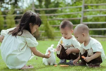 anak yang peduli pada alam sekitar