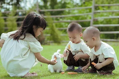 anak yang peduli pada alam sekitar